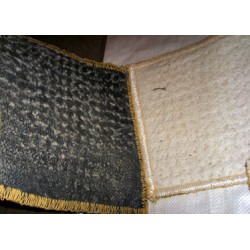 鈉基膨潤土防水毯專賣店，買專業(yè)的膨潤土防水毯，就來華龍化纖