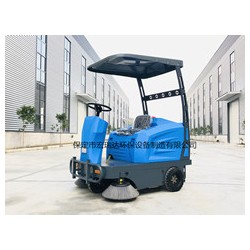 廊坊小型駕駛式掃地車，電動(dòng)清掃車